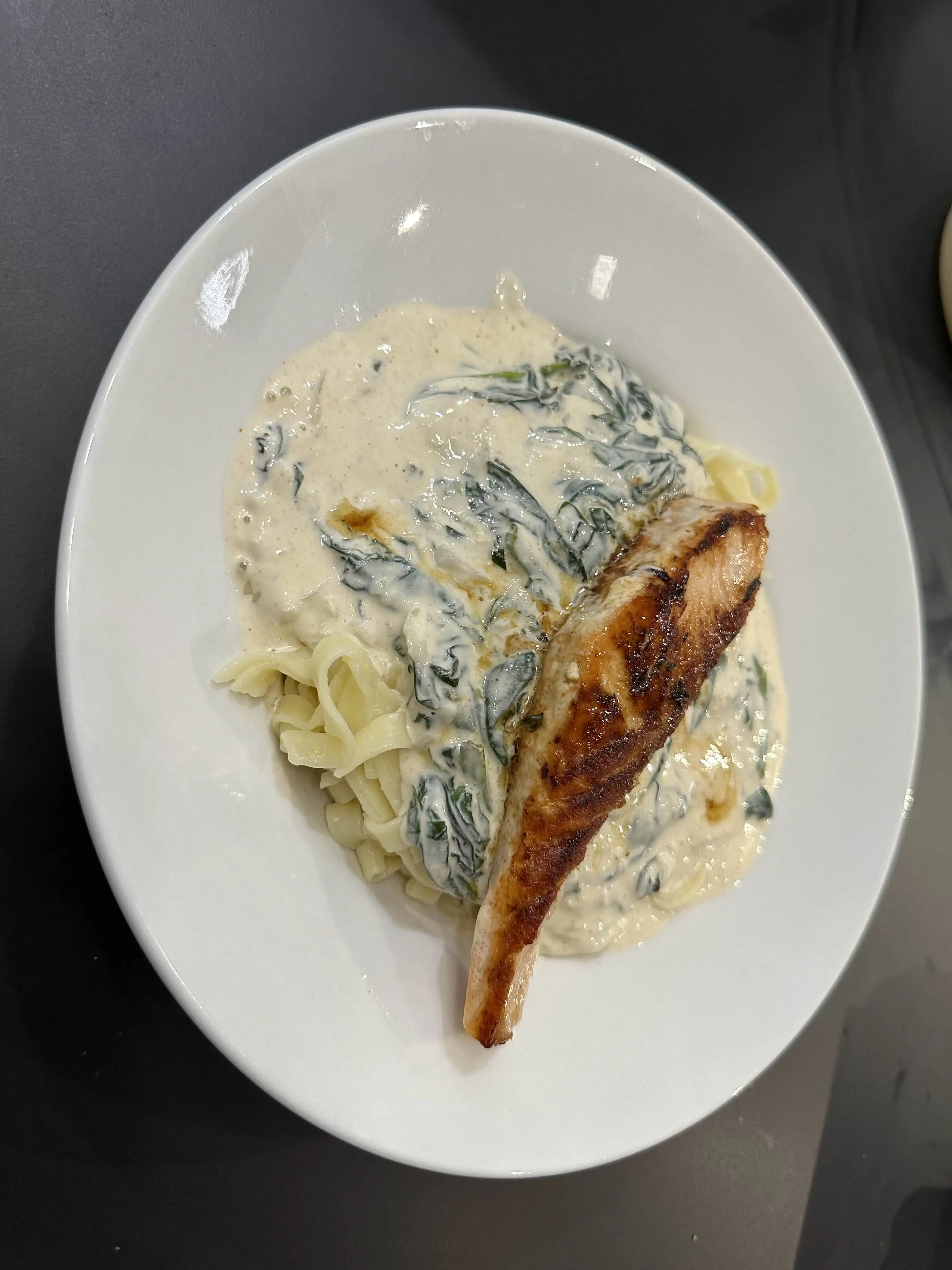 Spinat mit Tagliatelle und Lachs